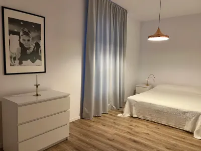 inchiriere apartament Sector 2, București dormitor tablou perete